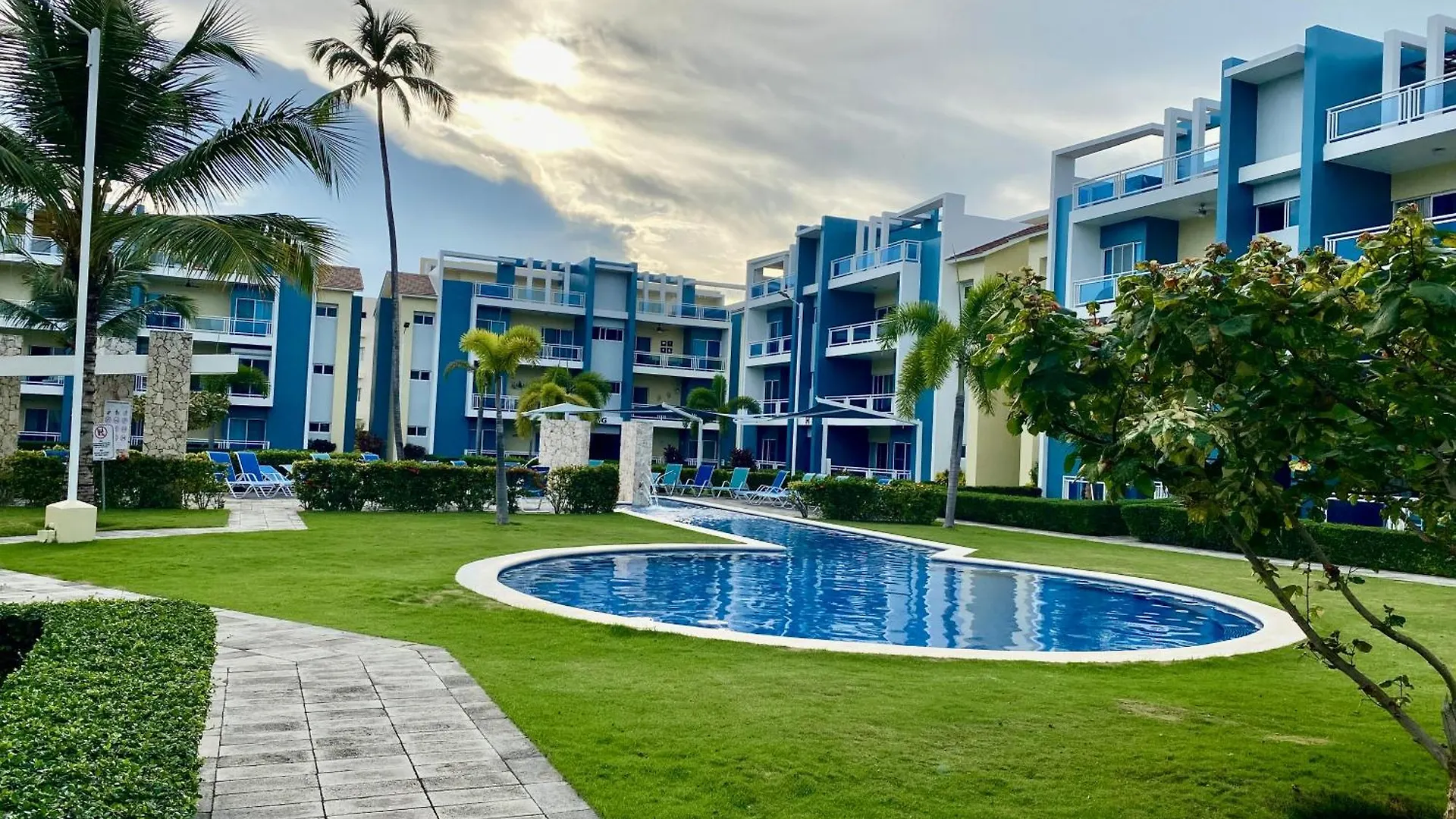Radiant Realm Residence Free Parking Bbq Central Los Corales بونتا كانا شقة