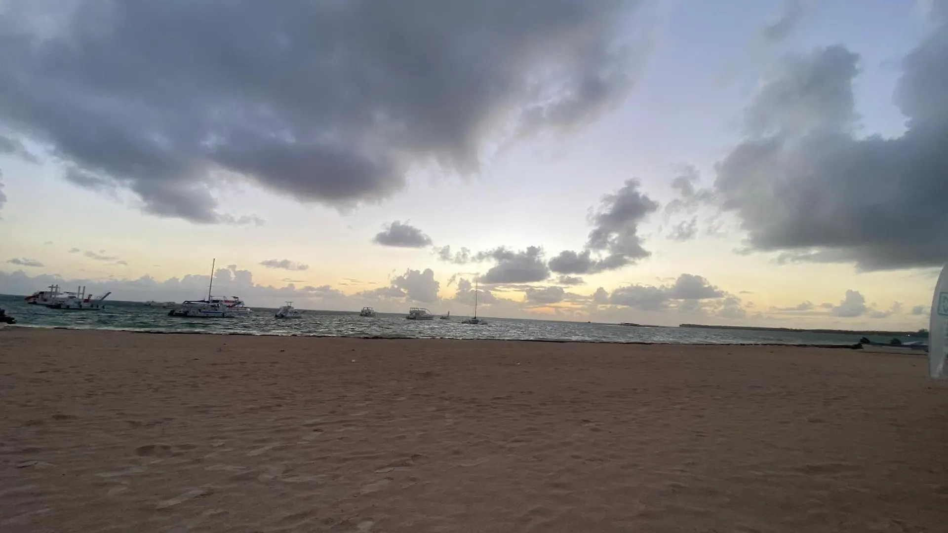 Radiant Realm Residence Free Parking Bbq Central Los Corales بونتا كانا شقة